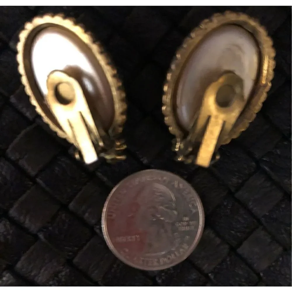 REGAL - 🎉HPx2 🎉 Vintage Regal Gothic-Style Oval Faux Pearl Chunky Clip-Ons